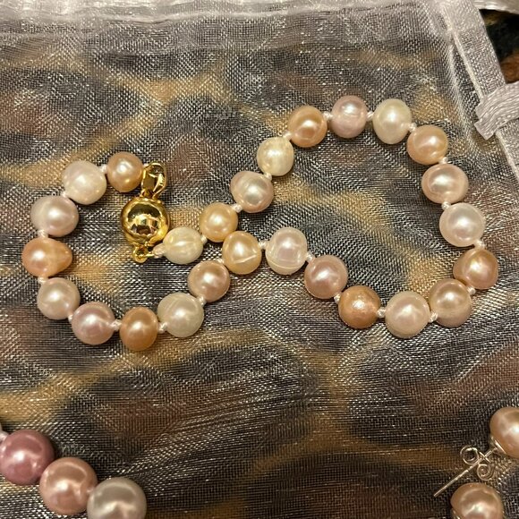 New Women's White/Pink/Beige Pearl Set includes Necklace, Bracelet and Earrings! - Picture 4 of 5